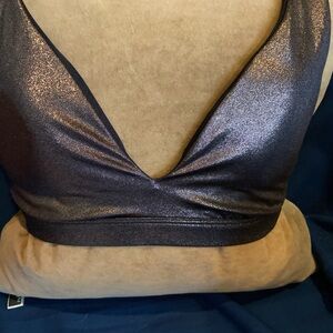 New w/tag. PINK/Victoria’s Secret low impact sports bra. Cool back detail.